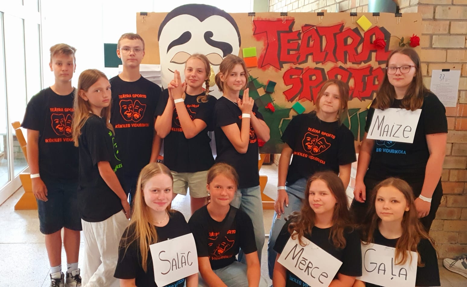 Skolēni piedalās skolu teātru sezonas noslēgumā Jūrmalā