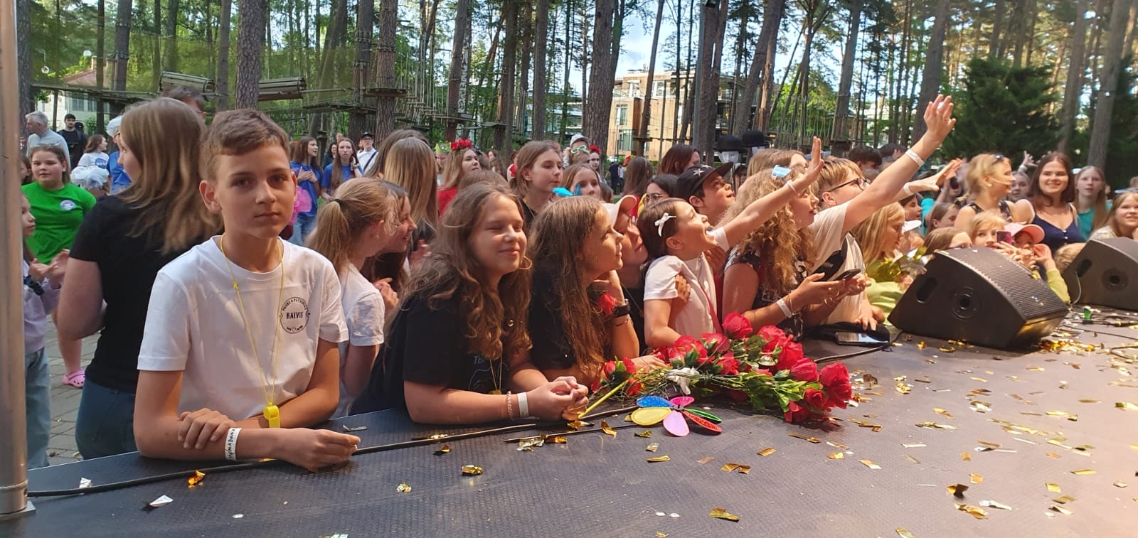 Skolēni piedalās skolu teātru sezonas noslēgumā Jūrmalā