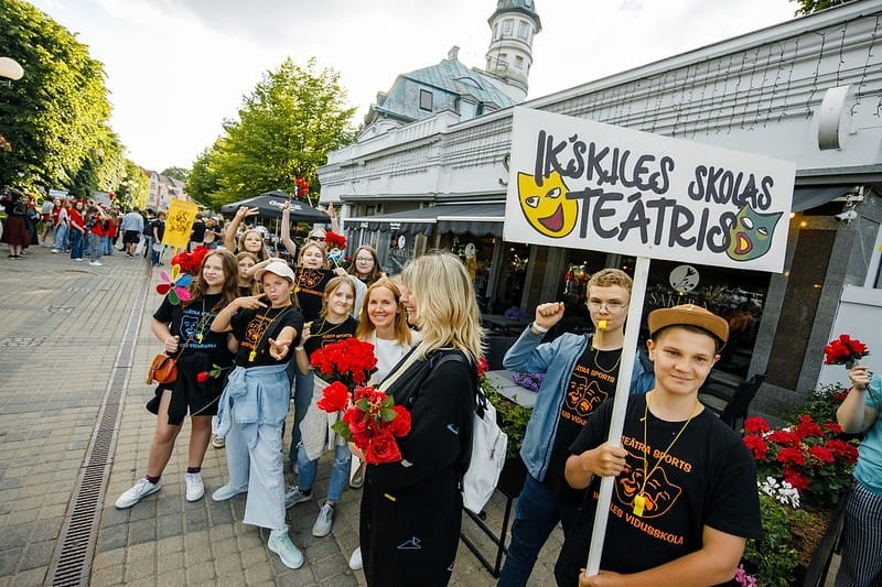 Skolēni piedalās skolu teātru sezonas noslēgumā Jūrmalā