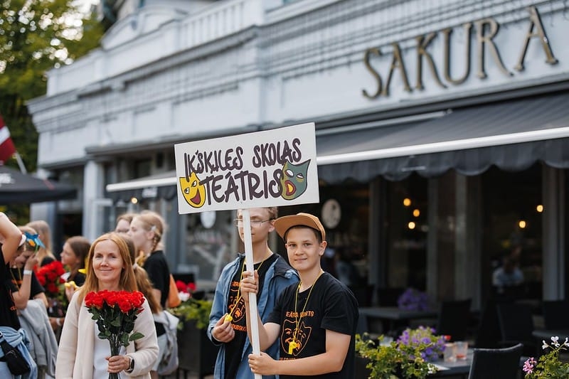 Skolēni piedalās skolu teātru sezonas noslēgumā Jūrmalā