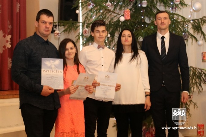 Labāko skolēnu sveikšana Suntažu vidusskolā. Pasākums skolas darbiniekiem