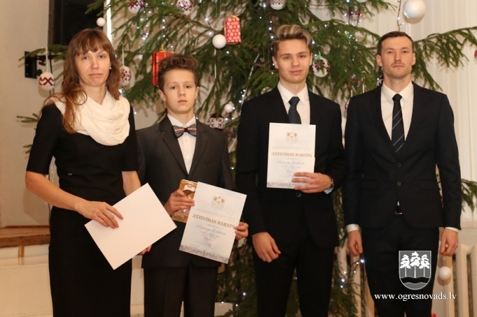 Labāko skolēnu sveikšana Suntažu vidusskolā. Pasākums skolas darbiniekiem