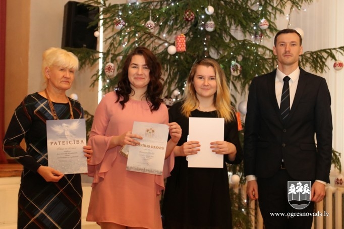Labāko skolēnu sveikšana Suntažu vidusskolā. Pasākums skolas darbiniekiem