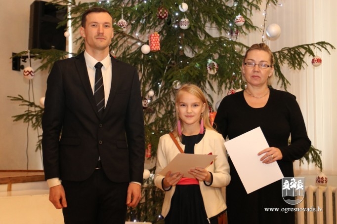 Labāko skolēnu sveikšana Suntažu vidusskolā. Pasākums skolas darbiniekiem