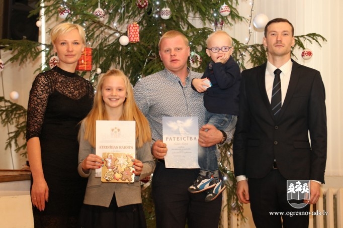 Labāko skolēnu sveikšana Suntažu vidusskolā. Pasākums skolas darbiniekiem