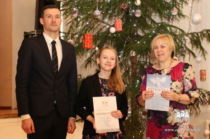 Labāko skolēnu sveikšana Suntažu vidusskolā. Pasākums skolas darbiniekiem