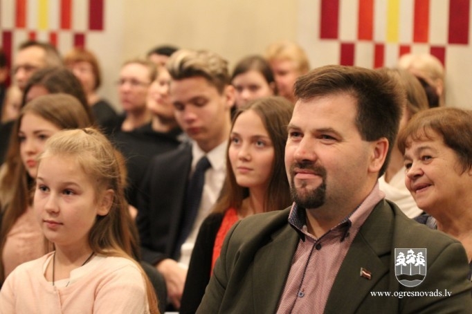 Labāko skolēnu sveikšana Suntažu vidusskolā. Pasākums skolas darbiniekiem