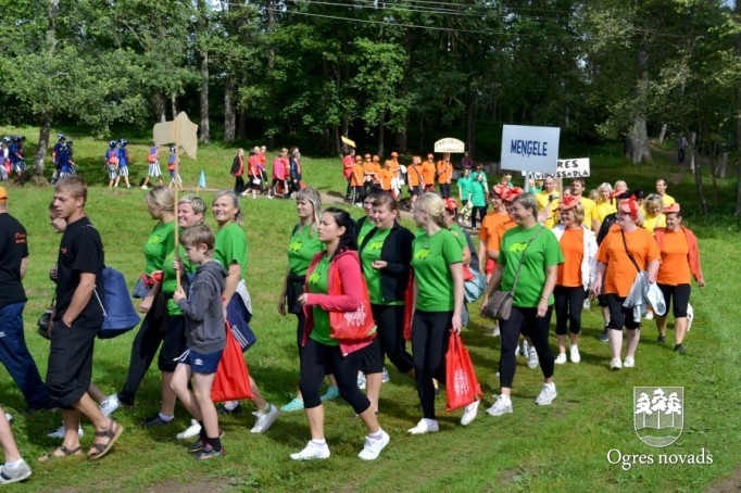 Pirms jaunā mācību gada sporta spēlēs tiekas četru novadu pedagogi