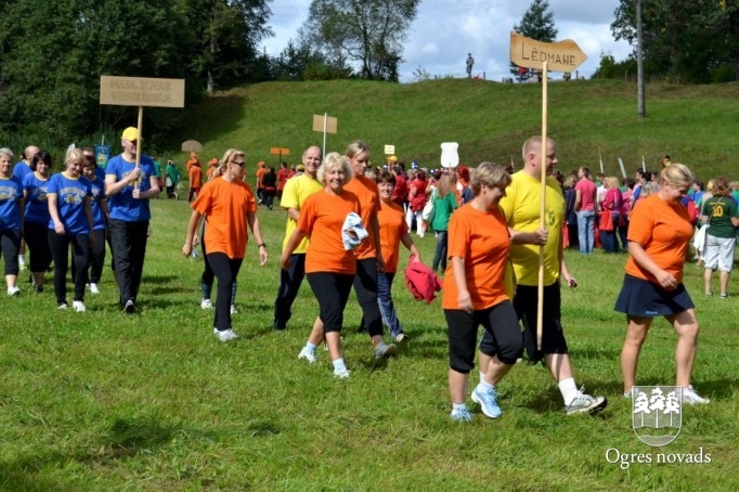 Pirms jaunā mācību gada sporta spēlēs tiekas četru novadu pedagogi