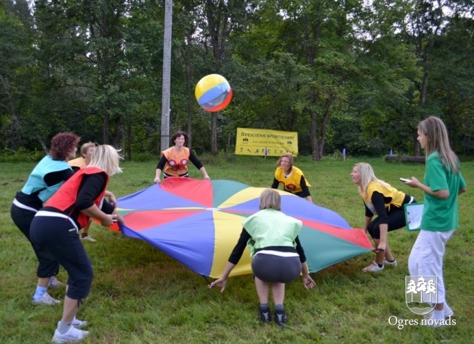 Pirms jaunā mācību gada sporta spēlēs tiekas četru novadu pedagogi