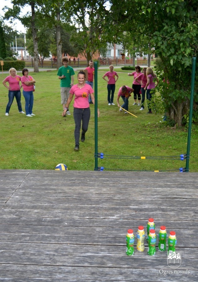 Pirms jaunā mācību gada sporta spēlēs tiekas četru novadu pedagogi