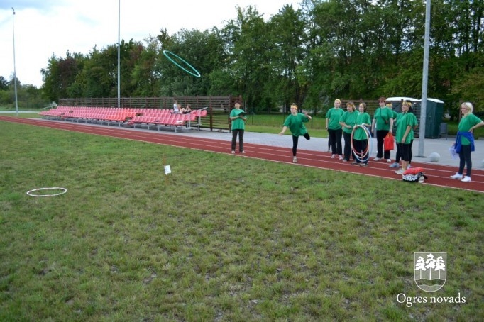 Pirms jaunā mācību gada sporta spēlēs tiekas četru novadu pedagogi