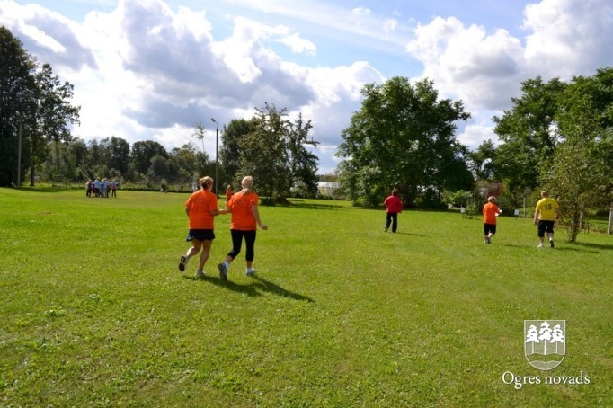 Pirms jaunā mācību gada sporta spēlēs tiekas četru novadu pedagogi