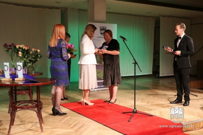 Skolotāji saņem balvu “Gada Skolotājs 2017”