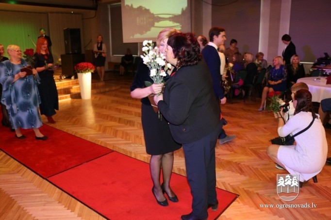 Skolotāji saņem balvu “Gada Skolotājs 2017”