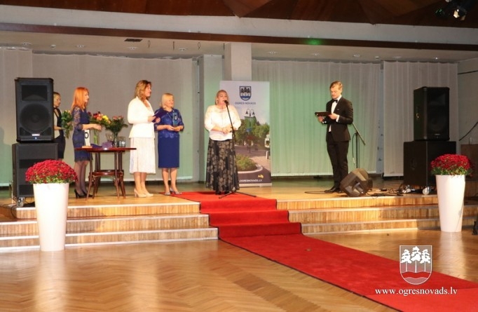 Skolotāji saņem balvu “Gada Skolotājs 2017”