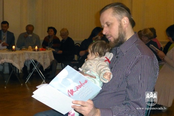 Labāko skolēnu sveikšana Suntažu vidusskolā. Pasākums skolas darbiniekiem