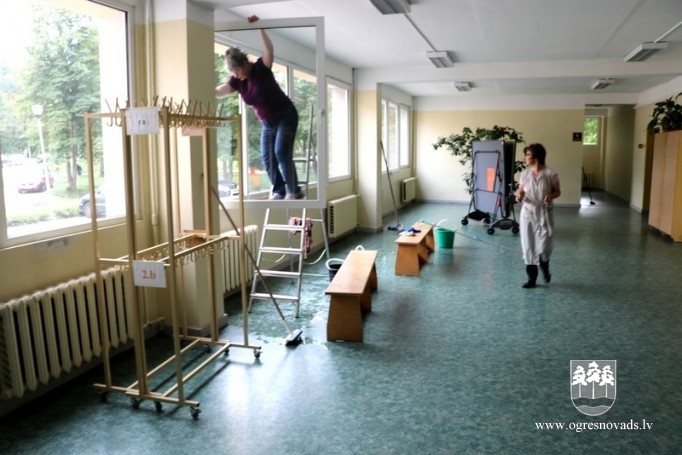 Pašvaldība apseko pilsētas skolas pirms mācību gada sākuma