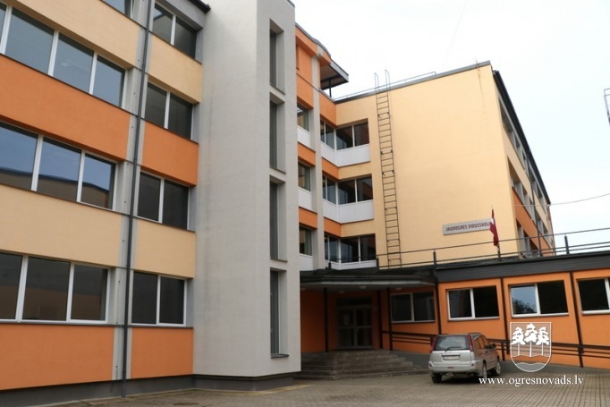 Pašvaldība apseko pilsētas skolas pirms mācību gada sākuma