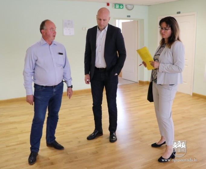 Pašvaldība apseko pilsētas skolas pirms mācību gada sākuma