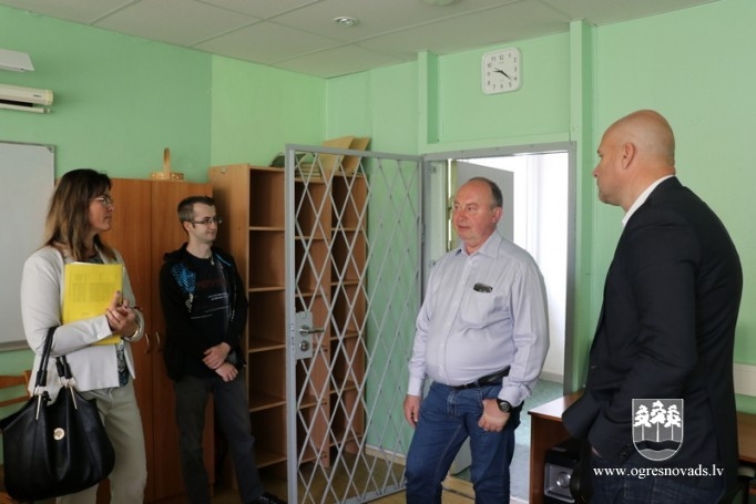 Pašvaldība apseko pilsētas skolas pirms mācību gada sākuma