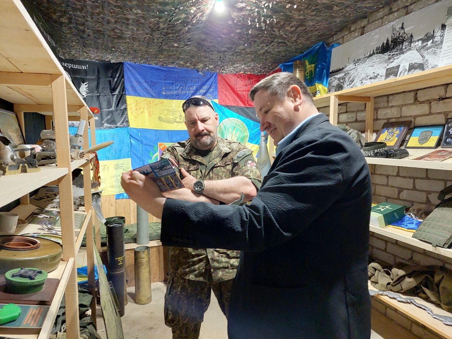 NBS majors, Zemessardzes štāba virsnieks Jānis Slaidiņš un Ogres domes priekšsēdētājs Egils Helmanis apskata Ukrainas  kara liecības 17.05.2024.