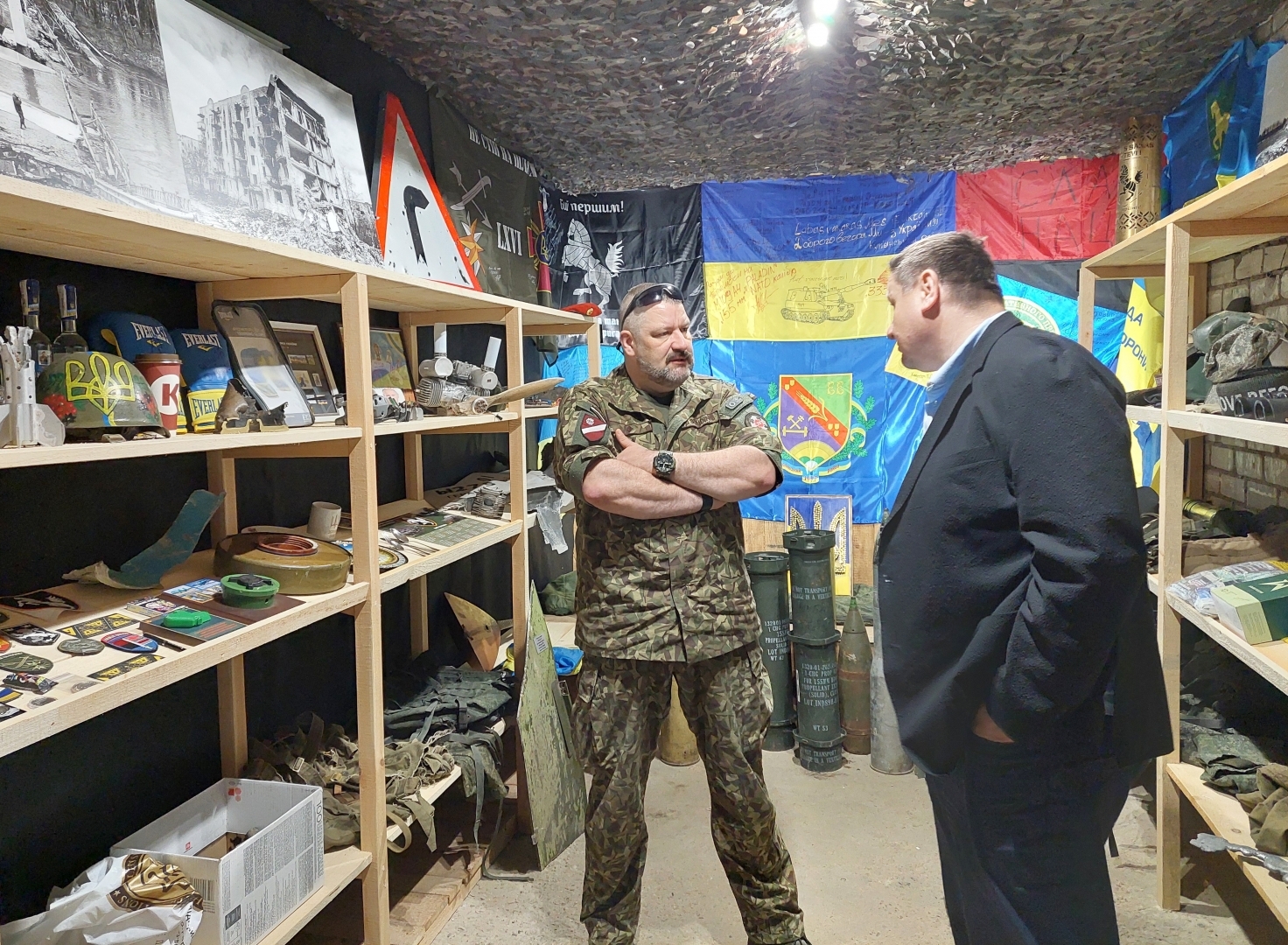 NBS majors, Zemessardzes štāba virsnieks Jānis Slaidiņš un Ogres domes priekšsēdētājs Egils Helmanis apskata Ukrainas  kara liecības 17.05.2024.