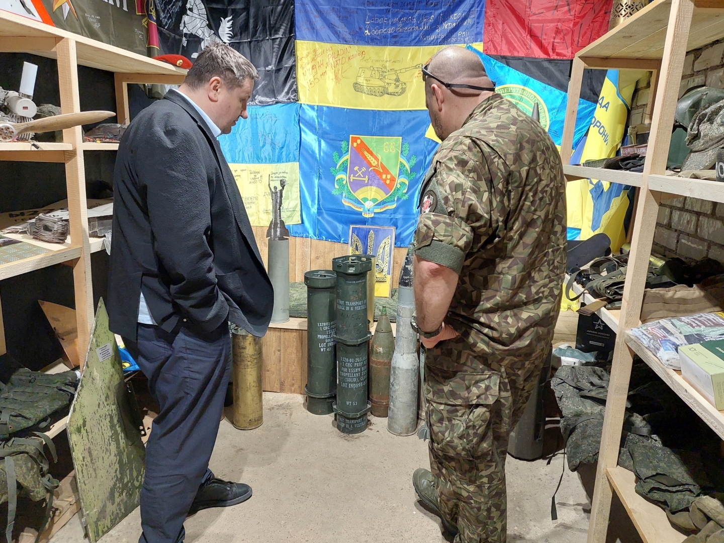 NBS majors, Zemessardzes štāba virsnieks Jānis Slaidiņš un Ogres domes priekšsēdētājs Egils Helmanis apskata Ukrainas  kara liecības 17.05.2024.