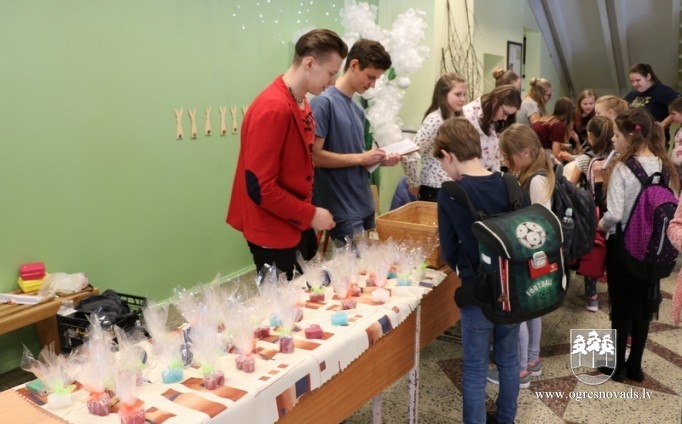 OVĢ skolēni gūst praktisku pieredzi uzņēmējdarbībā