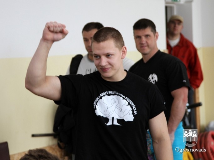 Ogrē notikušas pirmās sacensības pauerliftingā