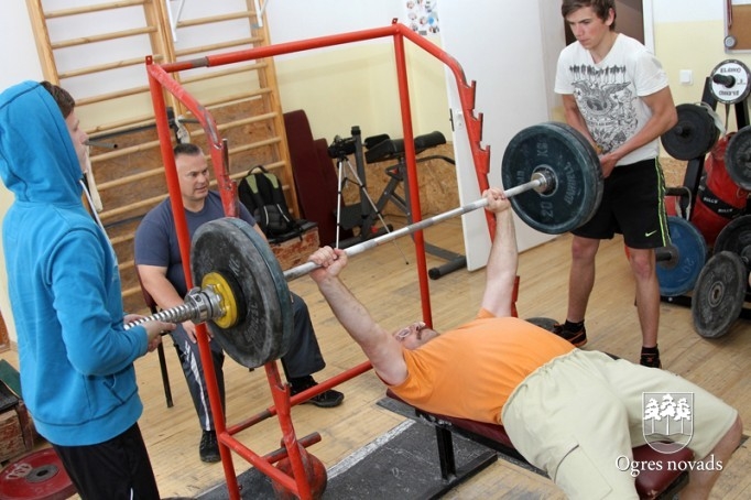 Ogrē notikušas pirmās sacensības pauerliftingā