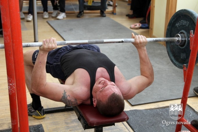 Ogrē notikušas pirmās sacensības pauerliftingā