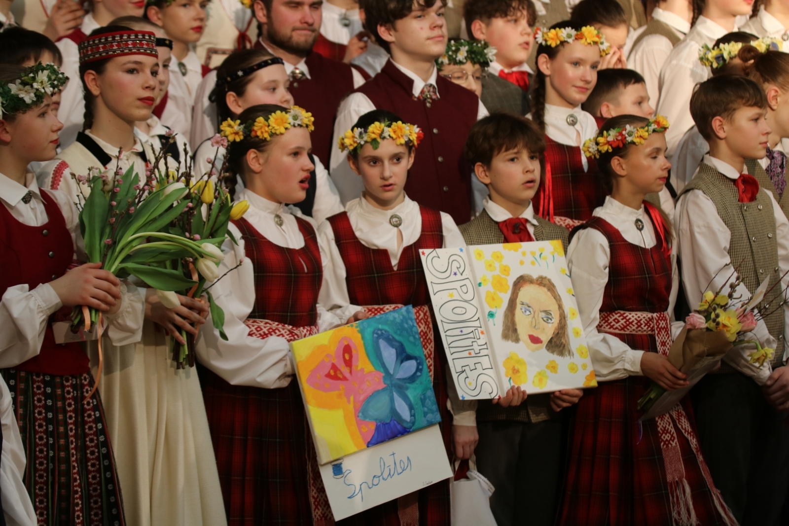 Jaunieši Ogres novada izglītības un kultūras iestāžu bērnu un jauniešu tautas deju kolektīvi radošā pasākumā “Spēlēju un dancoju” Suntažos