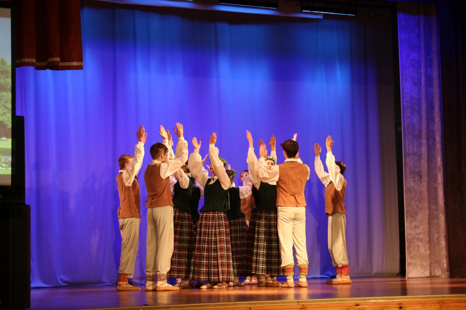 Dejotāji Ogres novada izglītības un kultūras iestāžu bērnu un jauniešu tautas deju kolektīvu radošajā pasākumā “Spēlēju un dancoju” Suntažos