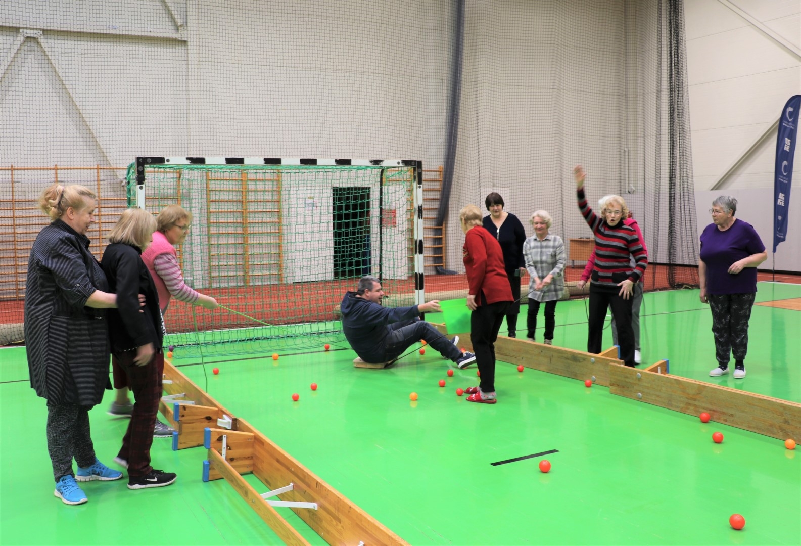 Ogres Invalīdu biedrības un Ogres Pensionāru biedrības aktīvie dalībnieki piedalās Sporta dienā