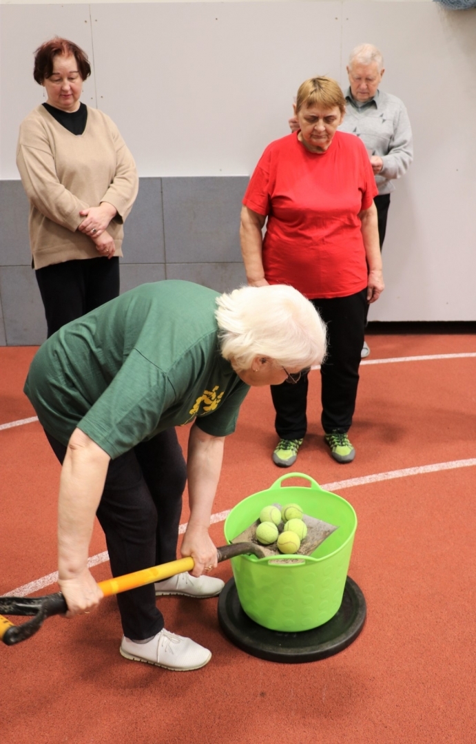 Ogres Invalīdu biedrības un Ogres Pensionāru biedrības aktīvie dalībnieki piedalās Sporta dienā