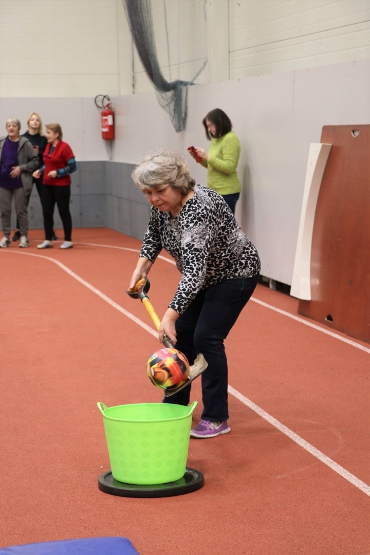 Ogres Invalīdu biedrības un Ogres Pensionāru biedrības aktīvie dalībnieki piedalās Sporta dienā