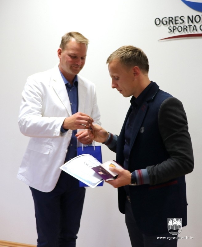 Sporta centrs lepojas ar saviem futbolistiem