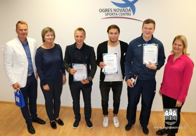 Sporta centrs lepojas ar saviem futbolistiem