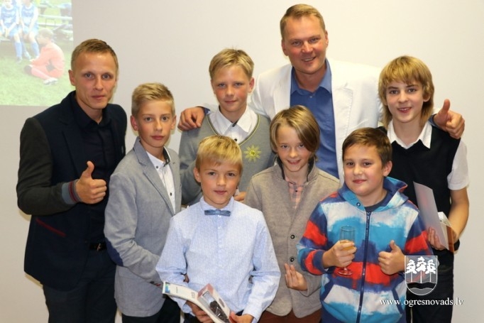 Sporta centrs lepojas ar saviem futbolistiem