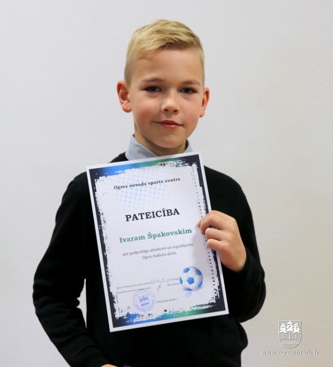 Sporta centrs lepojas ar saviem futbolistiem