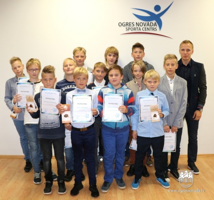 Sporta centrs lepojas ar saviem futbolistiem