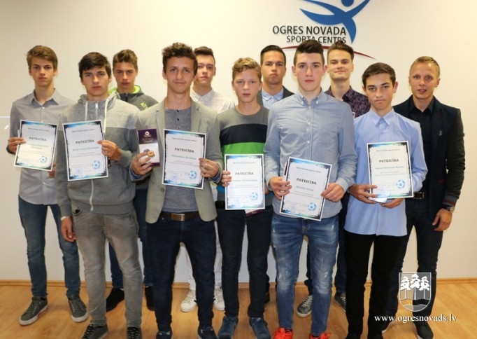 Sporta centrs lepojas ar saviem futbolistiem