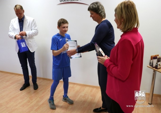 Sporta centrs lepojas ar saviem futbolistiem