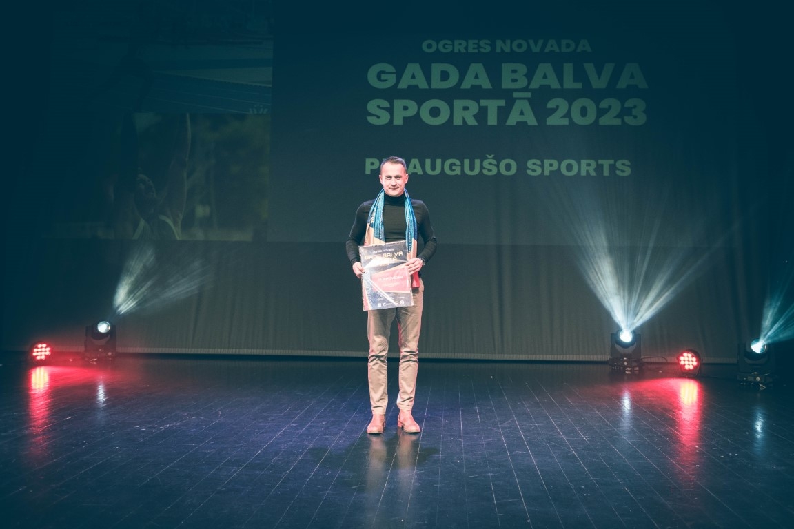 Gada balvas sportā 2023 jauns vīrietis ar kalendāru rokās 16.02.2024.