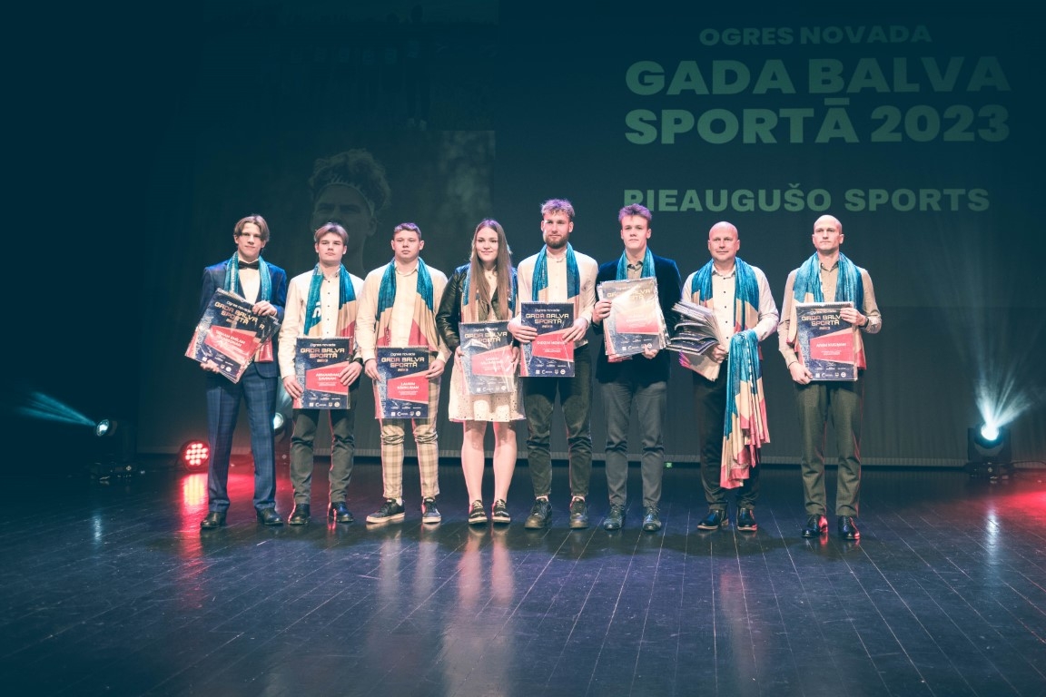 Gada balvas sportā 2023 ieguvējs: Sporta komandas kopbilde ar komandas karogiem 16.02.2024.