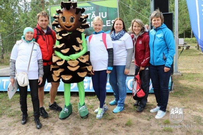 Izglītības iestāžu darbinieki sporto Zilajos kalnos