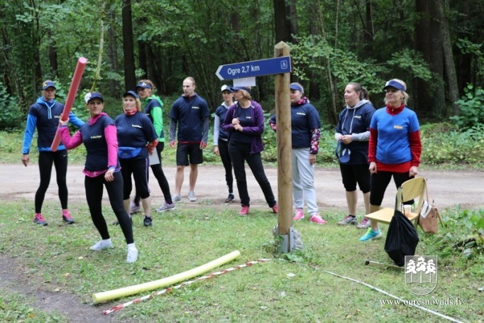 Izglītības iestāžu darbinieki sporto Zilajos kalnos
