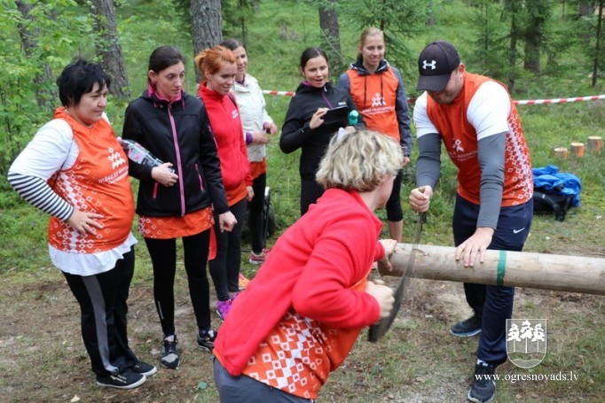 Izglītības iestāžu darbinieki sporto Zilajos kalnos