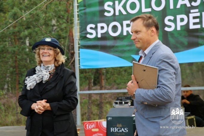 Izglītības iestāžu darbinieki sporto Zilajos kalnos